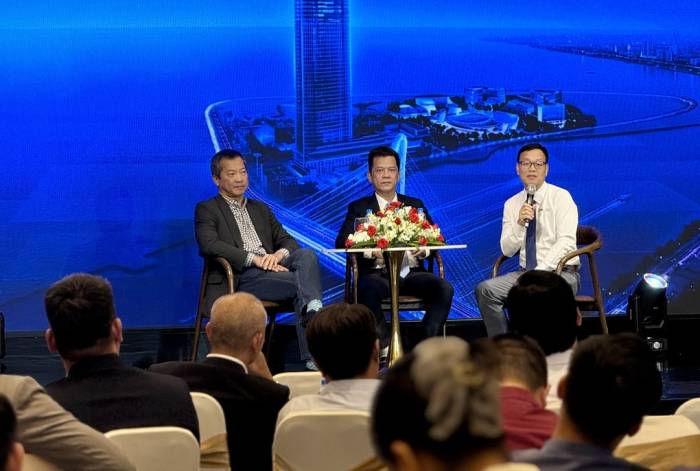 Các chuyên gia, doanh nghiệp chia sẻ tại tọa đàm phân tích thị trường bất động sản 2027, chiều 8/10. Ảnh: Quang Huy