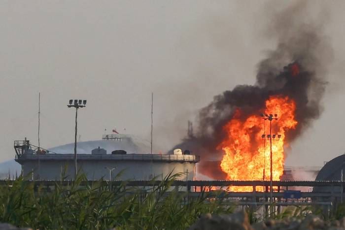 Lửa bốc lên tại một cơ sở dầu mỏ của Aramco ở phía nam Riyadh, Arab Saudi ngày 3/10. Ảnh: AFP