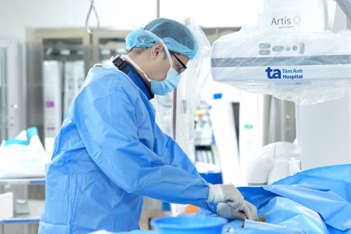 Bác sĩ Hoàn can thiệp bít lỗ rò cho chị Lan. Ảnh: Bệnh viện Đa khoa Tâm Anh