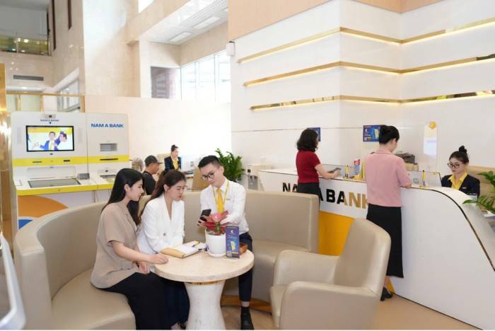 Giao dịch viên Nam A Bank hỗ trợ khách hàng tại quầy. Ảnh: Nam A Bank