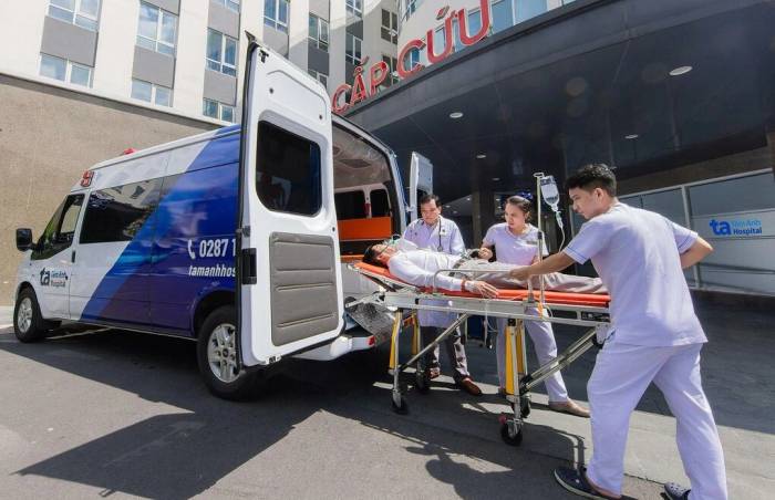 Bệnh nhân nhồi máu cơ tim cần được đưa đi cấp cứu sớm để can thiệp kịp thời, hạn chế di chứng. Ảnh: Bệnh viện Đa khoa Tâm Anh
