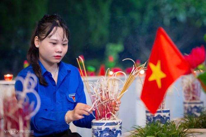 Thắp hương tưởng niệm liệt sĩ Vị Xuyên, Hà Giang (cũ), tháng 7/2026. Ảnh: Đông Giang