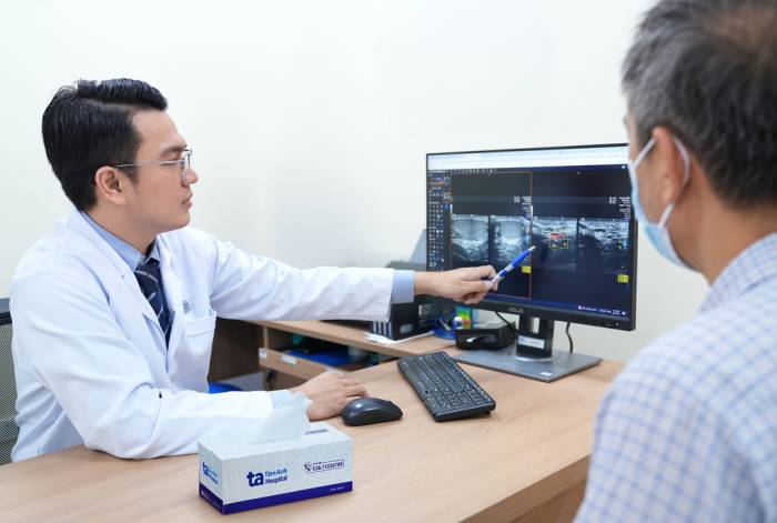 Bác sĩ Danh tư vấn cho người bệnh về phương pháp vi phẫu micro-TESE tìm tinh trùng. Ảnh: Bệnh viện Đa khoa Tâm Anh