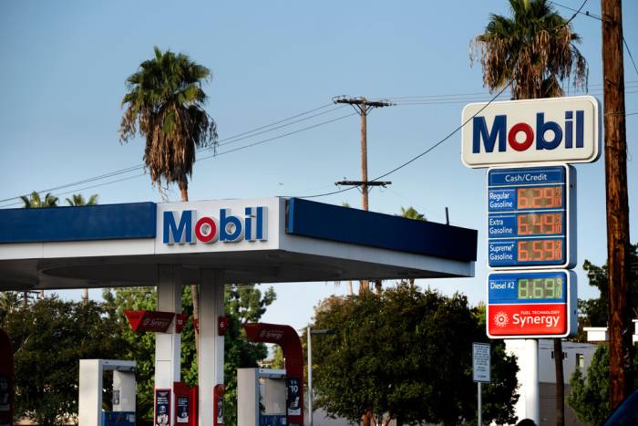 Một bảng hiển thị giá xăng và dầu diesel ở trạm Mobil tại Los Angeles, Mỹ ngày 22/9. Ảnh: AP