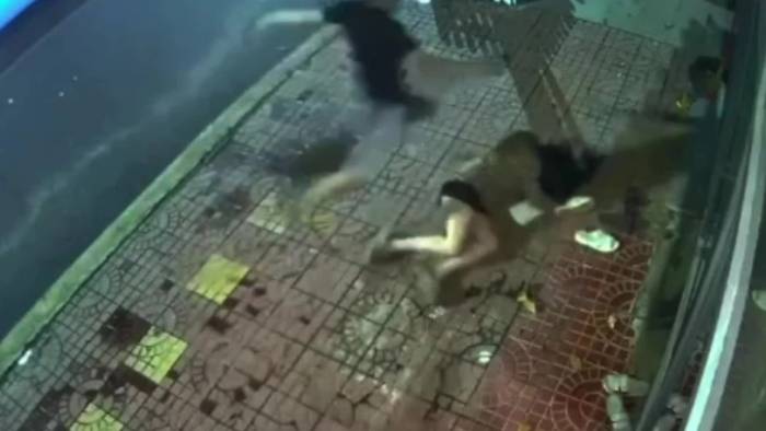 Vợ bị chồng đánh tới tấp trên đường sau cuộc nhậu