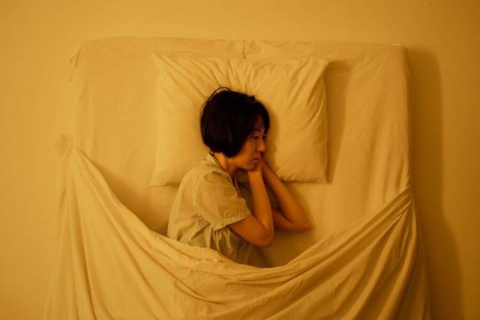 Nhiều phụ nữ bước vào giai đoạn mãn kinh thường rơi vào cảnh cơ thể rã rời nhưng khi ngả lưng, tâm trí lại trằn trọc không yên, hoặc giật mình thức giấc giữa đêm rồi bất lực chờ trời sáng. Ảnh minh họa: Pexel