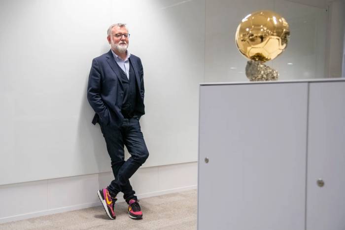 Pascal Ferre thời còn giữ chức Tổng biên tập France Football, chụp ảnh ở tòa soạn tạp chí này tại Paris, Pháp năm 2021. Ảnh: New York Times
