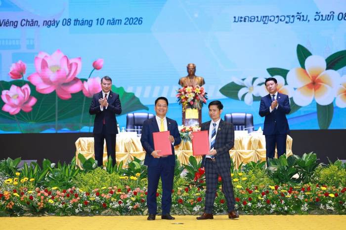 Ông Nguyễn Ngọc Nghị, Phó tổng Giám đốc T&T Group, Chủ tịch CTCP Tập đoàn Năng lượng T&T (bên trái) và ông Phan Văn Sơn, Giám đốc Công ty Đầu tư và thương mại Vinacom trao biên bản ghi nhớ về hợp tác phát triển Dự án điện gió Savan 2. Ảnh: Dương Giang