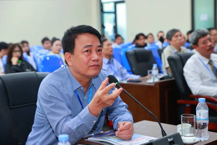 TS Trần Chí Thành trao đổi với các báo cáo viên tại hội nghị. Ảnh: Vinatom