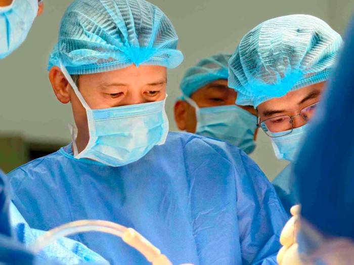 PGS.TS Nguyễn Mạnh Khán thực hiện một ca thay khớp háng. Ảnh: Thái Ngọc