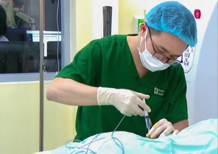 Bác sĩ Khánh thực hiện đốt sóng cao tần điều trị thoát vị đĩa đệm. Ảnh minh họa: Bệnh viện Đa khoa Tâm Anh