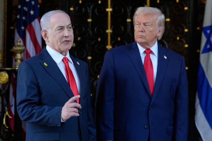 Thủ tướng Israel Benjamin Netanyahu (trái) và Tổng thống Mỹ Donald Trump tại Mar-a-Lago, bang Florida hồi tháng 12/2025. Ảnh: AP