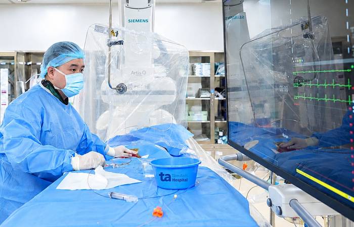 Bác sĩ Đức can thiệp nút mạch cầm máu cho chị Đình. Ảnh: Bệnh viện Đa khoa Tâm Anh