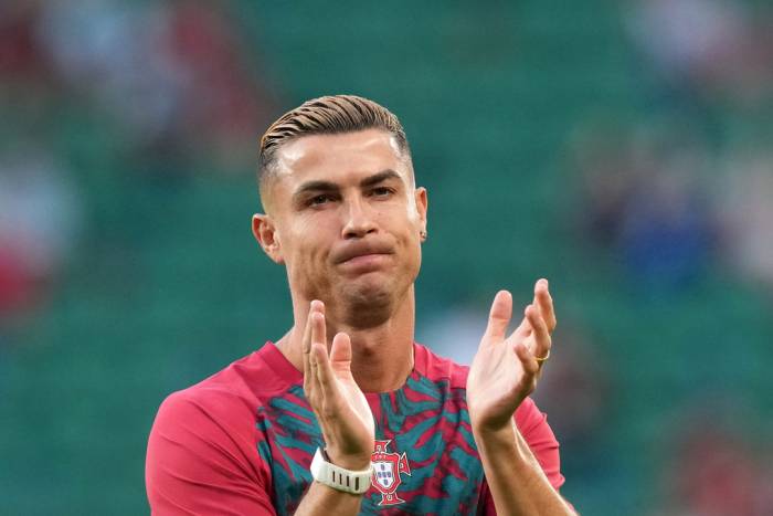 Ronaldo vỗ tay khi khởi động cho trận Bồ Đào Nha - Xứ Wales ở vòng bảng Nations League ngày 24/9, tại Lisbon, Bồ Đào Nha. Ảnh: AP