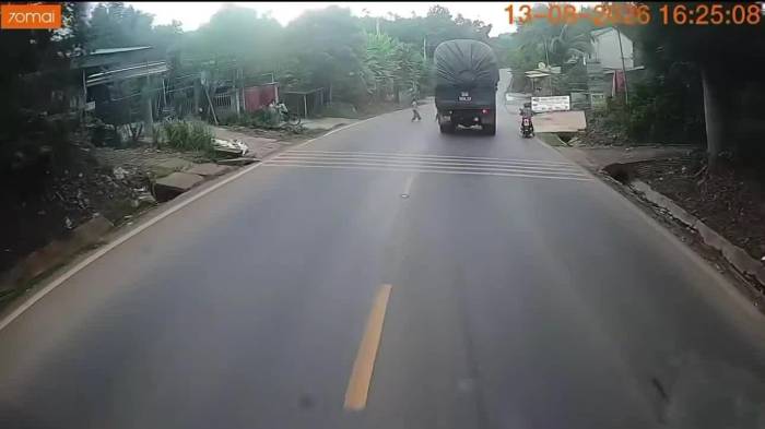 Em bé chạy ngang đường suýt lọt vào gầm xe tải
