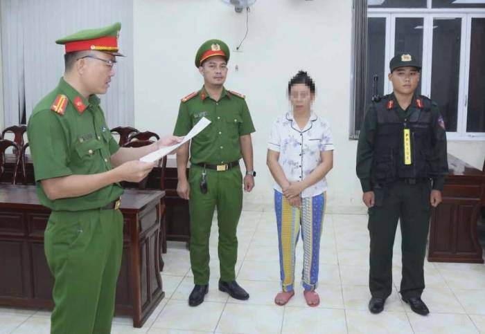Nữ chủ trang trại nghe lệnh khởi tố bị can. Ảnh: Thái Hà