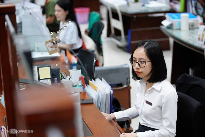Công chức làm việc tại bộ phận một cửa, Trung tâm Hành chính TP Đà Nẵng. Ảnh: Nguyễn Đông