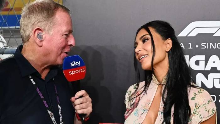 Kim Kardashian trò chuyện với Martin Brundletại Singapore Grand Prix ngày11/10. Ảnh: Sky Sports