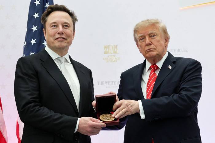 Tổng thống Mỹ Donald Trump (phải) trao huân chương cho tỷ phú Elon Musk trong sự kiện ở thủ đô Washington ngày 8/10. Ảnh: AFP