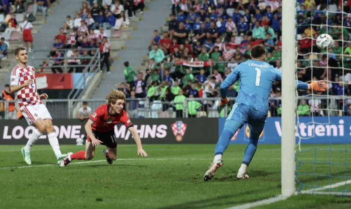 Anthony Gordon bay người đánh đầu nâng tỷ số lên 3-0. Ảnh: Reuters