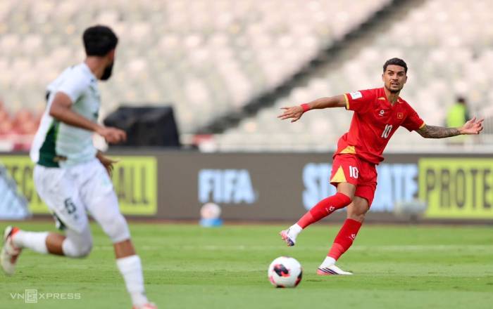 Đỗ Hoàng Hên (10) của Việt Nam thi đấu trong trận thắng Pakistan 4-2 ở lượt cuối bảng B FIFA ASEAN Cup 2026, trên sân Gelora Bung Karno, Jakarta ngày 2/10/2026. Ảnh: Đức Đồng