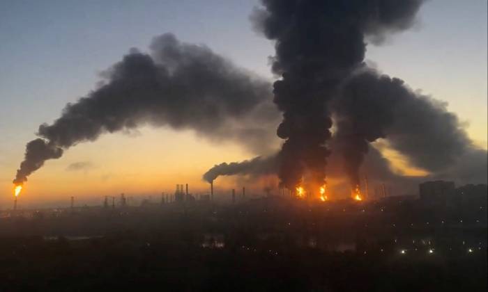 Khói bốc lên sau khi một nhà máy lọc dầu ở Moskva, Nga bị tập kích hôm 20/9. Ảnh: Reuters