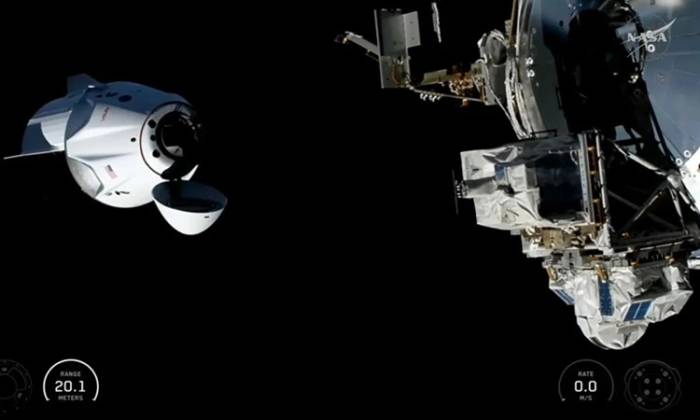 Tàu Crew Dragon chở phi hành đoàn Crew-13 bay đến gần trạm ISS để ghép nối. Ảnh: SpaceX