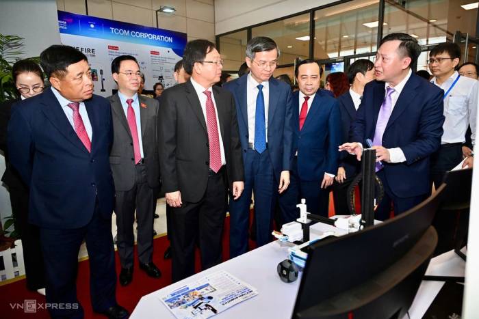 Giám đốc Học viện Chính trị quốc gia Hồ Chí Minh Đoàn Minh Huấn, Phó thủ tướng Hồ Quốc Dũng, Nguyên Phó thủ tướng Nguyễn Chí Dũng, Bộ trưởng Vũ Hải Quân cũng lãnh đạo một số bộ, ngành, tham quan các gian hàng đổi mới sáng tạo, sáng 4/10. Ảnh: Giang Huy