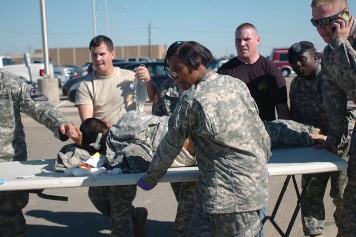 Quân nhân Mỹ sơ tán người bị thương rời căn cứ Fort Hood trong vụ xả súng ngày 5/11/2009. Ảnh: US Army