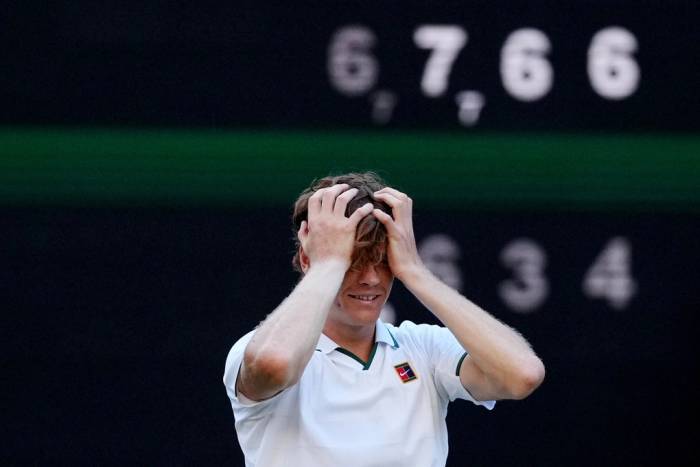 Sinner mừng chiến thắng trước Zverev ở chung kết đơn nam Wimbledon, tại All England Club, London, Anh ngày 12/7/2026. Ảnh: AP