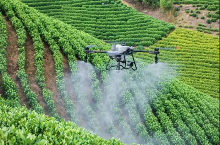 Một mẫu drone phun thuốc trên cánh đồng. Ảnh: AgriDrone