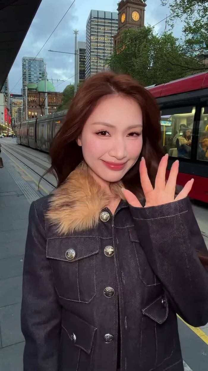 Hòa Minzy phối đồ dạo chơi ở Sydney