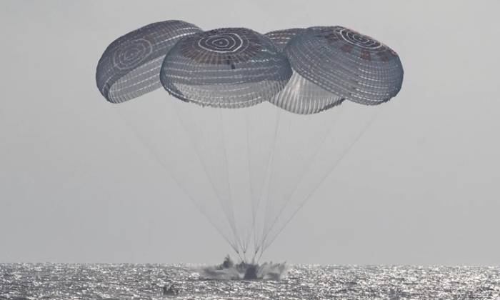 Tàu Crew Dragon Freedom hạ cánh xuống biển. Ảnh: NASA