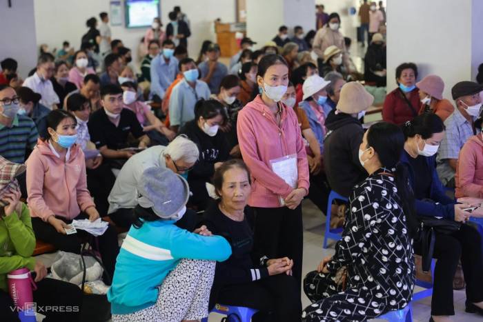 Đông đúc bệnh nhân chờ khám bệnh tại Bệnh viện Ung Bướu TP HCM cơ sở 2. Ảnh: Quỳnh Trần