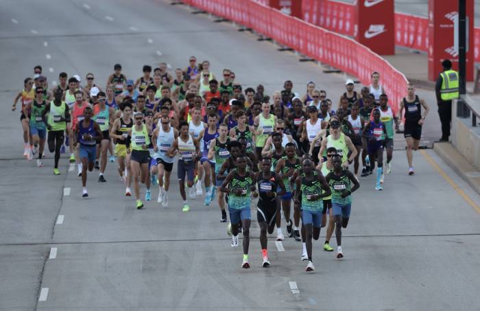 Jacob Kiplimo và Amos Kipruto dẫn đầu nhóm elite tại Chicago Marathon 20226. Ảnh: Imagn Images