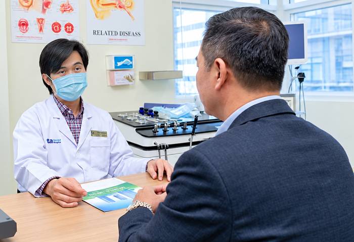 Bác sĩ Thái Duy tư vấn điều trị cho ông Hoàng. Ảnh: Bệnh viện Đa khoa Tâm Anh