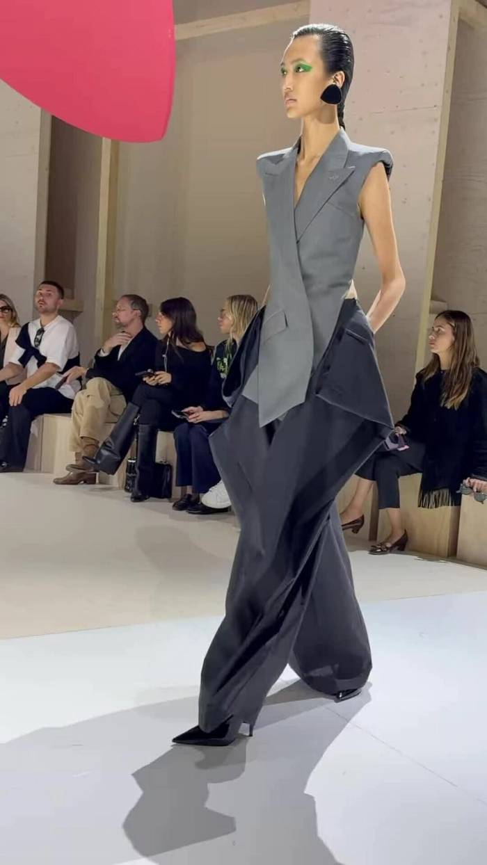 Mẫu quần độc lạ của Givenchy trong show Xuân Hè 2027