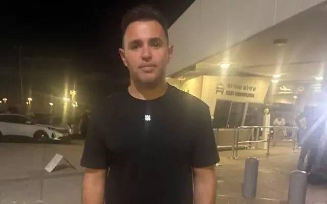 Bác sĩ Shota Musayev, người đã sơ cứu cho cơ trưởng, tại sân bay Ben Gurion, Israel tối 30/9. Ảnh: Times of Israel