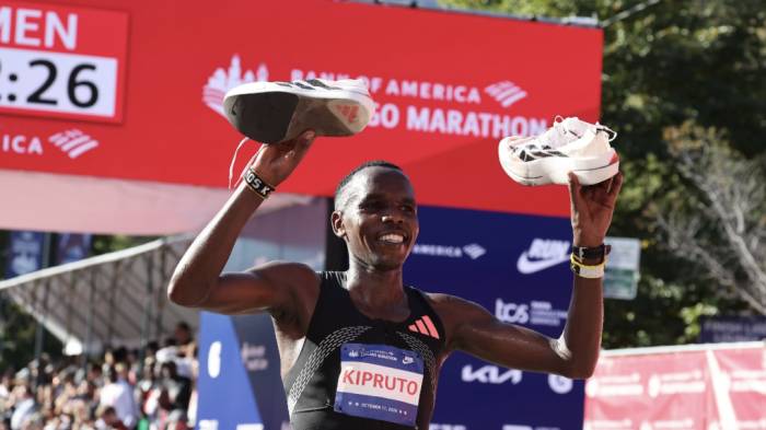 Amos Kipruto ăn mừng sau khi vô địch Chicago Marathon 2026. Ảnh: Run247