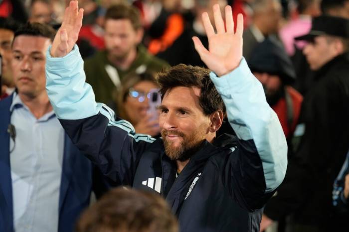 Lionel Messi vẫy tay chào người hâm mộ khi rời sân sau trận giao hữu quốc tế với Benin, trận cuối cùng của anh cho đội tuyển Argentina, tại Buenos Aires, Argentina. Ảnh: AP