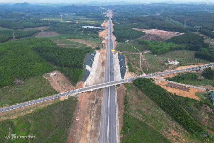 Cao tốc Bắc Nam đoạn Vạn Ninh - Cam Lộ tháng 5/2025. Ảnh: Võ Thạnh