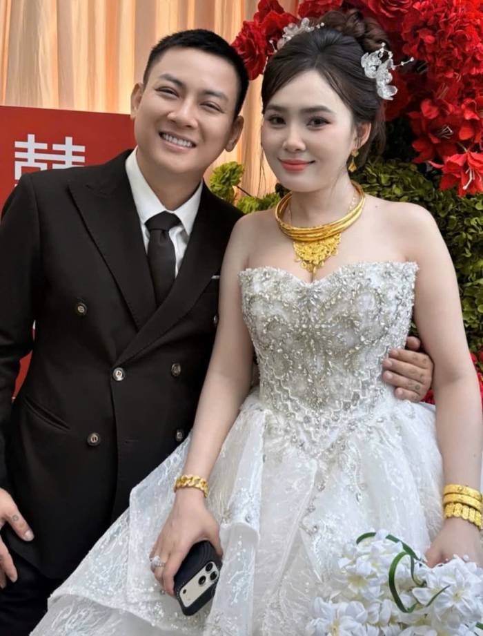 Vợ chồng Hoài Lâm trong ngày lễ Vu quy.