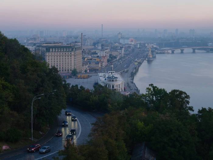Kiev vào sáng sớm nhìn từ công viên Đồi St. Volodymyr. Ảnh: WSJ
