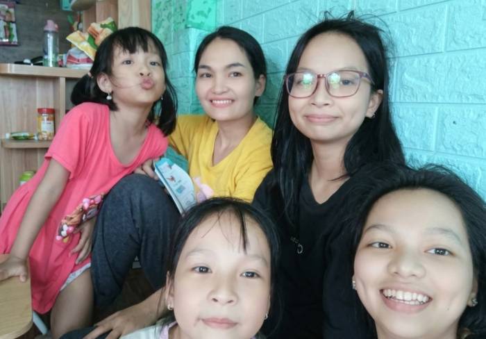 Thảo Ngọc (đeo kính) cùng mẹ và các em khi mới phát hiện bệnh tháng 8/2025. Ảnh: Gia đình cung cấp
