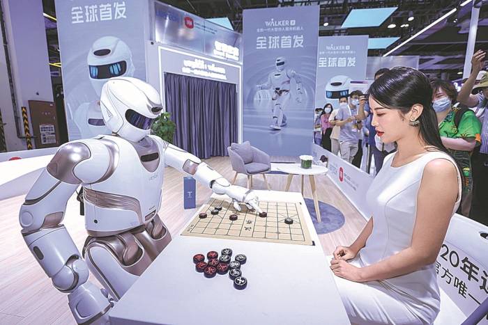 Robot hình người Walker X chơi cờ tướng với con người tại Hội nghị Trí tuệ Nhân tạo Thế giới ở Thượng Hải vào tháng 6/2021. Ảnh: China Daily