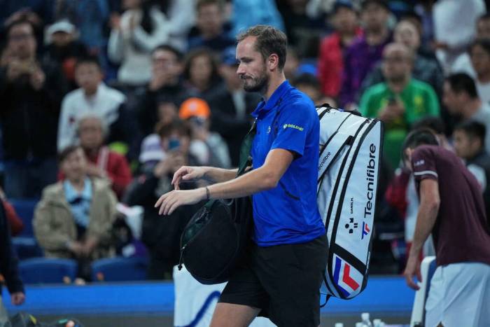 Medvedev rời sân sau khi bị truất quyền thi đấu ở bán kết Trung Quốc Mở rộng gặp Djokovic, tại Trung tâm Quần vợt Quốc gia ở Bắc Kinh, Trung Quốc ngày 5/10/2026. Ảnh: AP