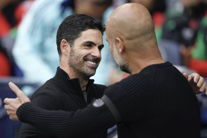 HLV Mikel Arteta (trái) chào hỏi Pep Guardiola trước trận Arsenal gặp Man City tại Ngoại hạng Anh trên sân Etihad, Manchester, Anh ngày 22/9/2024. Ảnh: AP
