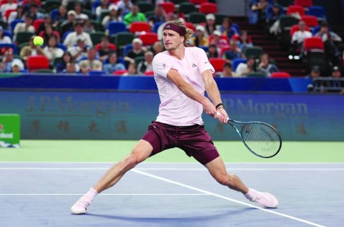 Zverev đánh trái tay ở trận gặp Halys tại vòng hai Thượng Hải Masters trên sân Qizhong, Thượng Hải, Trung Quốc, tháng 10/2026. Ảnh: Reuters