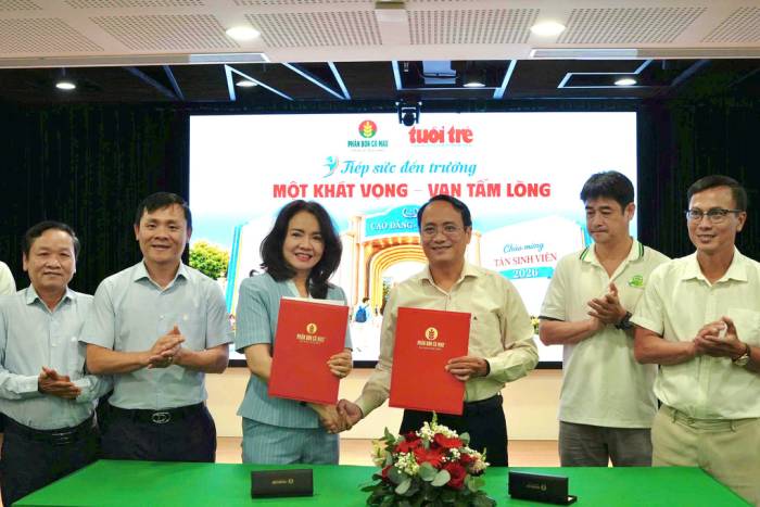 Đại diện Phân bón Cà Mau và Báo Tuổi Trẻ ký Biên bản xác nhận tài trợ học bổng. Ảnh: PVCFC