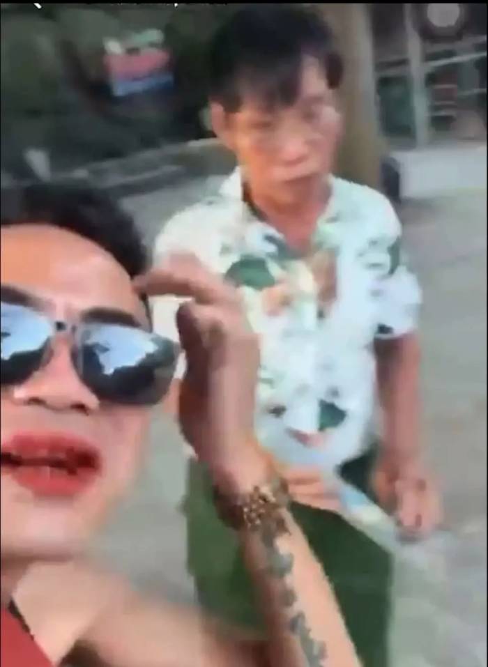 Hình ảnh Thắng Ật livestream xúc phạm ông Hưng hôm 28/9. Ảnh cắt từ clip